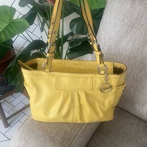 Coach Y2K Gallery East West Yellow Patent Leather Pleated Tote